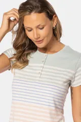 Remera rayada de manga corta con cuello redondo y cierre frontal parcial con botones.