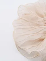 Colero de pelo negro con textura arrugada.