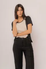 Pantalón de corte recto y tiro alto, confeccionado en lino de invierno. Presenta costuras a contratono que resaltan su diseño y bolsillos laterales amplios y funcionales.
