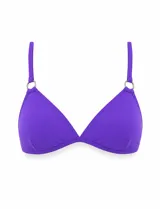Top de bikini violeta, corte triangular, con relleno ligero, tirantes regulables, argolla metálica en los tirantes y cierre de broche en la espalda.