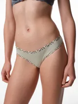 Bombacha tipo bikini de tiro medio confeccionada en algodón acanalado blanco, con bordes terminados en ribete con estampado animal print.