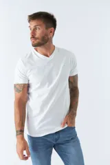 Remera básica de hombre con escote en V y manga corta, confeccionada en algodón. Presenta un logo bordado pequeño en el pecho.