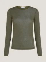 Remera de manga larga color verde oliva, de corte slim, con textura acanalada y sutil acabado metalizado.