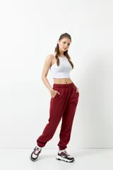 Pantalón de jogging negro de algodón con interior de felpa, bolsillos laterales, cintura elástica y puños ajustados.