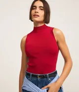 Blusa de punto acanalado color blanco, sin mangas y con cuello alto, de corte ajustado al cuerpo.