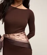 Vestido midi de punto acanalado de la marca Marfinno, color negro, de corte ajustado, con cuello barco y mangas largas.