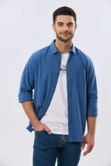 Camisa de manga larga confeccionada en mezcla de lino y algodón, con cuello clásico, cierre frontal de botones y bolsillo ojal en el pecho.