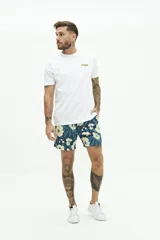 Short de baño con estampado floral en tonos azules, cintura elástica con cordón ajustable, bolsillos laterales y bolsillo trasero.