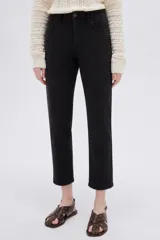 Pantalón jean gris oscuro de corte slim fit y tiro alto, con diseño clásico de cinco bolsillos.