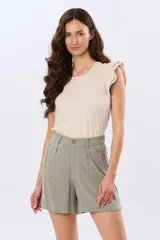 Short de viscolino color verde militar, de corte relajado, cintura media elastizada y bolsillos amplios con detalle de volados.