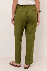 Pantalon de lino color verde militar, de corte recto y holgado, con cintura elastizada y cordón ajustable.
