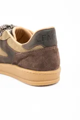Zapatilla de cuero combinada en tonos marrones y visón, con diseño de paneles superpuestos, cordones jaspeados y suela de goma color caramelo.