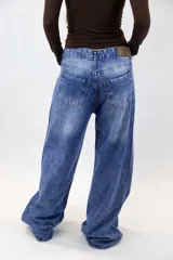 Jean wide leg de tiro bajo, color azul con efecto deslavado y diseño holgado de pierna ancha.