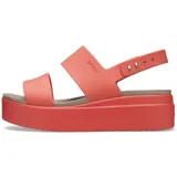 Sandalias tipo plataforma Crocs modelo Brooklyn Low Wedge, con tiras superiores en color azul marino y base de plataforma en color beige. Diseño ergonómico con tira ajustable en el talón.