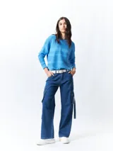 Sweater celeste tramado a rayas horizontales en el mismo tono, de manga larga, cuello redondo y corte holgado.