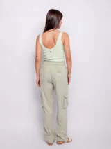Pantalón cargo de tiro alto, color verde claro, con corte recto y ancho. Presenta bolsillos cargo laterales, costuras marcadas en el frente y elástico en la parte trasera de la cintura.