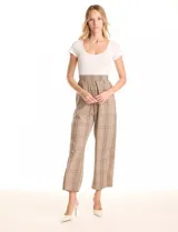 Enterito combinado de la marca Love & Piece. La parte superior es una remera blanca de manga corta y escote redondo. La parte inferior es un pantalón estampado a cuadros en tonos beige y marrón, con cintura elastizada y bolsillos inclinados en la delantera.