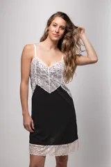Camisón corto de algodón negro con escote en V y ruedo decorados con amplia puntilla en color crema. Presenta breteles finos ajustables y espalda recta.