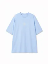 Remera de corte holgado en color celeste, con cuello redondo y pequeño bordado central de un sol.