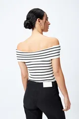 Top tejido con escote bardot a rayas horizontales azul marino y blancas, de trama acanalada y diseño sin mangas.