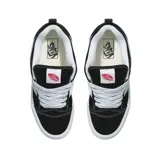 Championes Vans modelo Knu Stack, con diseño de plataforma alta, capellada de gamuza y lona negra, lengüeta acolchada y la icónica banda lateral Sidestripe en relieve.