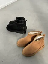 Pantubotas bajas de gamuza color marrón claro y negro, con interior de piel sintética.