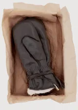 Guante tipo manopla de cuero negro con interior de piel sintética y detalle de lazo ajustable en la muñeca.