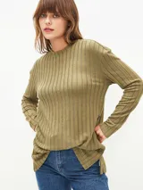 Remera verde oliva de tejido de punto acanalado, con cuello redondo y mangas largas. Detalle de botones en el lateral.