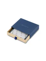 Billetera de cuero marrón con tarjetero y detalle de diseño minimalista.