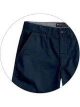 Bermuda de corte recto estilo chino, confeccionada en lino, con ruedo doblado y cierre frontal.