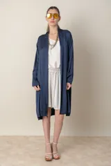 Túnica italiana larga en satén de seda color azul marino liso, de corte suelto con bolsillos laterales.