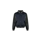Campera estilo varsity de Allsaints, modelo Taishi. Cuerpo azul marino de satén con mangas negras de cuero, cuello, puños y dobladillo tejidos con rayas blancas y cierre frontal de botones a presión.