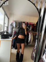 Top negro de corte crop con mangas anchas estilo murciélago y diseño holgado.