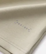 Remera deportiva de cuello redondo y manga corta, confeccionada con tecnología Dry para mayor transpirabilidad y control de la humedad. Presenta un diseño minimalista y funcional, ideal para actividades físicas.