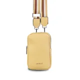 Phonebag color amarillo claro con textura granulada, cierre superior y bolsillo trasero tipo sobre. Incluye correa regulable y desmontable de galón con rayas en tonos marrones y beige.