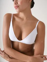 Bralette negro de microfibra con corte láser, sin aro, con copas removibles y breteles ajustables. Cierre posterior con broche de múltiples posiciones.