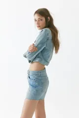 Short de cinco bolsillos en denim de algodón rígido, con tiro alto y bajo deshilachado.