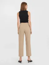 Pantalón de vestir color beige claro, tiro alto, corte recto y largo al tobillo. Presenta pinzas frontales y un acabado liso y elástico.