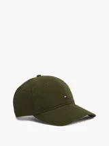 Gorra de béisbol de seis paneles en color verde oliva con efecto desteñido. Presenta el logo de la marca bordado en la parte frontal y ojales de ventilación. Incluye hebilla de ajuste metálica en la parte trasera.