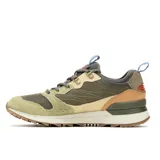Championes Merrell modelo Alpine 83, con diseño inspirado en el senderismo retro. Presentan una combinación de gamuza y tela en tonos verde oliva, beige y marrón, con suela de goma y cordones técnicos.