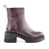 Bota corta de cuero color bordó, con caña alta, taco cuadrado y plataforma con suela track. Presenta una correa con hebilla alrededor del tobillo y tirador trasero.