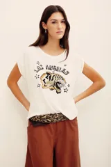 Remera blanca de algodón con cuello redondo, mangas cortas con vuelta y estampa frontal de un tigre con la inscripción 'Los Angeles' y estrellas.