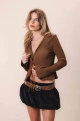 Mini pollera balloon negra con faja elastizada.