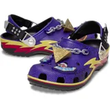 Zuecos Crocs Classic edición especial Yu-Gi-Oh!, de color morado con detalles gráficos de rayos en amarillo y fucsia, correa trasera ajustable y dijes Jibbitz temáticos que incluyen el Rompecabezas del Milenio y una carta de duelo.