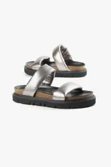 Sandalias negras con doble tira ancha acolchada, base anatómica y plataforma liviana con suela antideslizante.