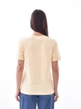 Remera negra de manga corta, corte recto, con estampado frontal que dice "LOVE MORE" con corazones estilizados.