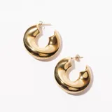 Par de aros tipo argolla gruesos, color dorado, con cierre a presión.