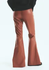 Pantalón de tiro alto confeccionado en ecocuero con textura de efecto croco. Presenta un corte semi oxford con un recorte horizontal sobre la rodilla y cierre invisible en el lateral.