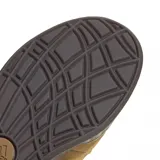 Championes Adidas modelo Adimatic, color mostaza con detalles en marrón oscuro. Presentan un diseño robusto de estilo skate con cordones anchos, suela de goma con patrón de dientes de sierra y el logo de la marca en el talón.