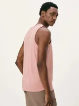 Musculosa blanca de corte recto y cuello redondo.